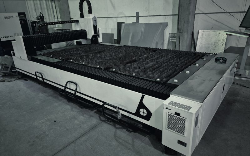 M&aacute;quina de corte a laser de precis&atilde;o da SDS Laser em opera&ccedil;&atilde;o na planta